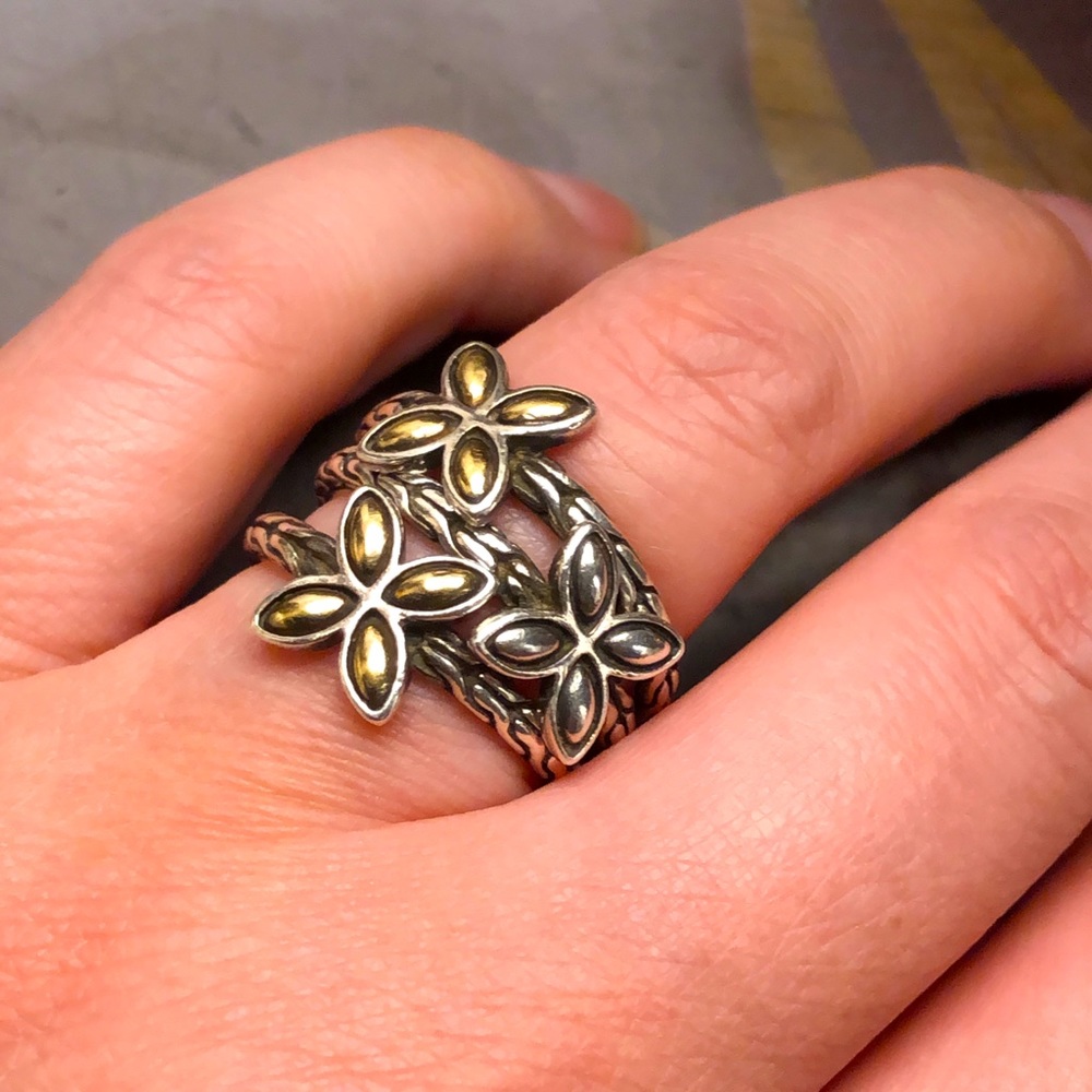 Gorgeous rings. Like new no scratches.